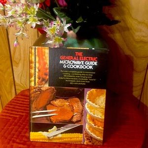 THE GENERAL ELECTRIC MICROWAVE GUIDE AND COOKBOOK. @1977